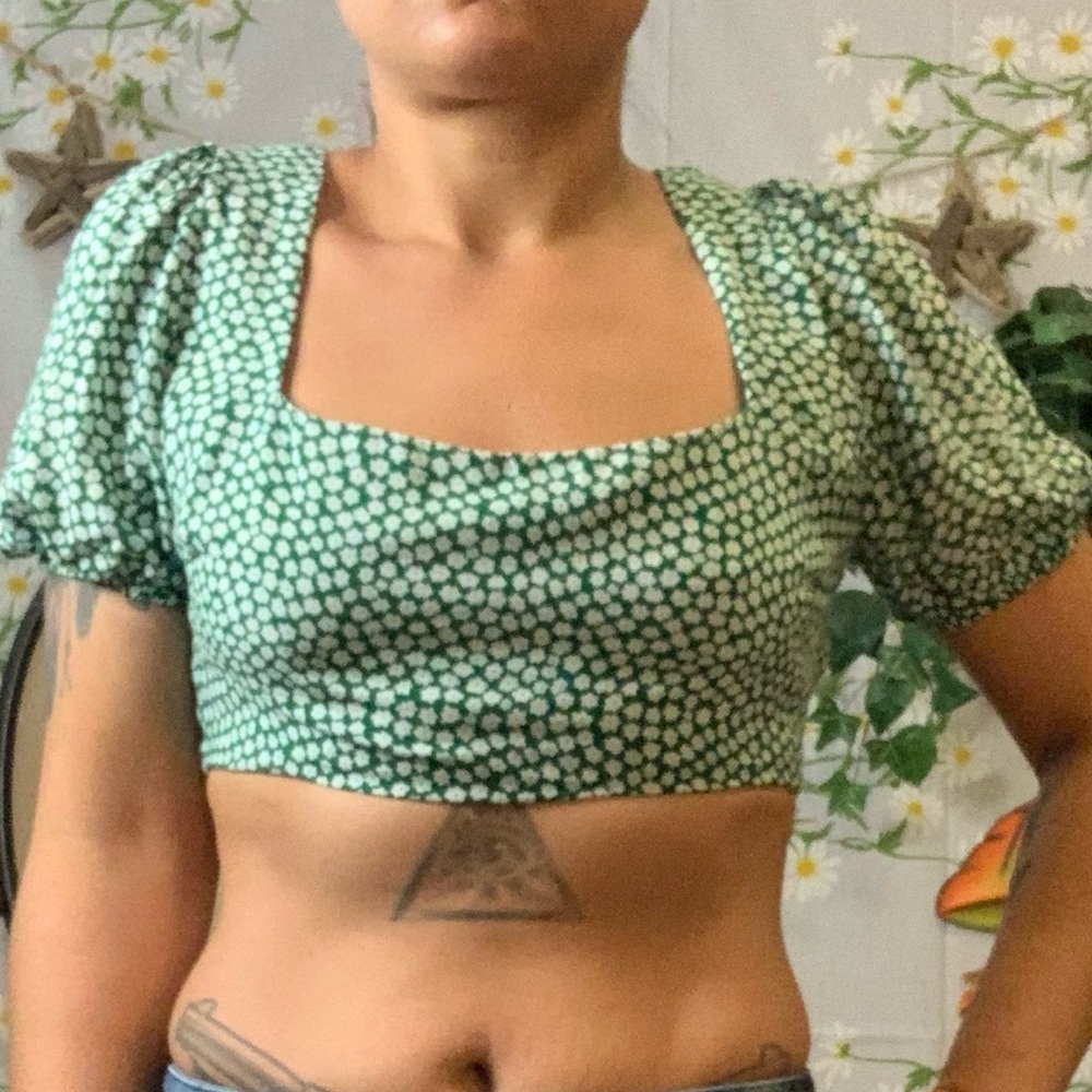 Showpo green white floral puff sleeve crop top - Picture 2 of 7